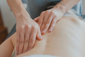 Füsioterapeut Mati Arend teeb massaaži